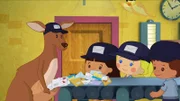 Yasemin, Zoé und Finn schauen begeistert im Postamt zu, wie das Känguru die Briefe einsammelt, um sie dann auszutragen.