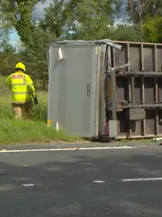 Die Unterseite eines Lkw auf der A19.
