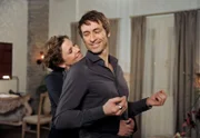 Falk (Guido Broscheit, r.) und Nadine (Hanna Lütje, l.) sind sehr zufrieden mit der Entwicklung ihrer Intrigen.