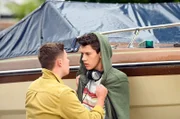 Fynn (Junis Marlon, l.) ist aufgebracht. Er will von Niklas (Noah Calvin, r.) wissen, was dieser bei der Vernehmung über Fynns Beziehungen zu der toten Schülerin ausgesagt hat.