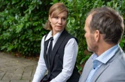 Katja (Isabell Stern, M.) fasst sich ein Herz und lädt Markus (Timo Ben Schöfer, r.) zu einer Wanderung ein.