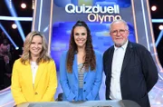 Moderatorin Esther Sedlaczek (M.) mit den Kandidat:innen des Teams "Traumpaar": Dem Ehepaar Ann-Kathrin Kramer (l.) und Harald Krassnitzer (r.), beide Schauspieler.