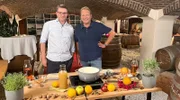 Zusammen mit dem Sommelier Christian Frens (l.) bereitet Björn Freitag (r.) drei ausgefallene Glühwein-Rezepte zu.