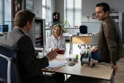 Die Bekannte des Opfers, Walburga Fallhuber (Sonja Beck, M.), hilft den Kommissaren Hansen (Igor Jefti?, l.) und Kaya (Baran Hęvî, r.) mit Informationen zum Verstorbenen weiter.