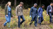 Dr. David Hunter (Harry Treadaway, 2. v. li.) hilft Inspector Mackenzie (Samuel Anderson, re.) bei der Spurensuche.