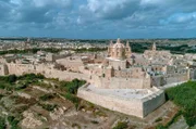 Ockergelb und trockenes Grün, das sind die Farben von Malta. Selbst die beeindruckenden Barockstädte sind vom Kalkstein geprägt.