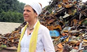 Kerstin hat gemeinsam mit ihrem Bruder den 9000 m² großen Schrottplatz des Großvaters geerbt. Drei Viertel der Fläche ist komplett mit Schrott zugestellt. Die zweifache Mutter ist damit völlig überfordert. Der Trödeltrupp soll jetzt helfen und den Schrottplatz aufräumen.
