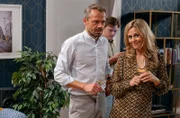 Das Missverständnis mit Lale klärt sich vor Erik (Sven Waasner, l. vorne mit Lukas Leibe, M. hinten) und Yvonne (Tanja Lanäus, r. vorne) amüsiert auf.