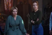 Temperance Hudson (Bo Martynowska, l.); Nancy Drew (Kennedy McMann, r.)