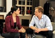 Philipp (Thorsten Nindel, r.) bittet Anne (Caroline Kiesewetter, l.), Falk Landaus Spiel weiter mitzuspielen, bis genug Beweise vorliegen.