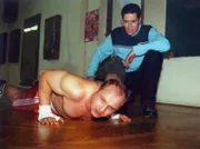 Axel Müller (Simon Werner, links) ist nach Leipzig gekommen, um hier seinen ersten Kampf als Profi zu boxen. Da wird beim Boxchampion kurz vor dem entscheidenden Kampf ein gefährliches Aneurysma festgestellt, und Dr. Brentano (Thomas Koch) will ihn zur Behandlung überreden - aber zu gross ist das Gewicht dieses Kampfes, unüberschaubar der Schaden, der für Axel und sein gesamtes Team bei seinem Scheitern entstünde...