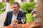 Christoph (Dieter Bach, l.) beschließt, weiter aktiv auf Alexandra zuzugehen.