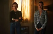 Nancy Drew (Kennedy McMann, l.); Bess Marvin (Maddison Jaizani, r.)