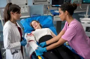 Dr. Annika Rösler und Emma Jahn untersuchen Dr. Yvonne Bienert und stellen eine mögliche Schädigung eines Nerves fest.