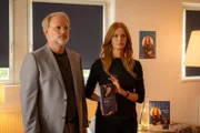 Julia (Esther Schweins) und ihr Verleger Henry Brill (Mirco Reseg) stellen Julias neues Buch vor.