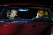 Eric (Alexander SkarsgĂĽrd, li.) ist mit Lafayette Nelsan Ellis) unterwegs durch die Nacht, als er einen Anruf bekommt..