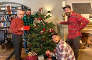 „A Tännchen please“ ist das Motto für Tom Pauls. Zusammen mit seinen Söhnen Felix, Maximilian und Konstantin wird der Weihnachtsbaum geschmückt.