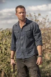 Sergeant Damien Scott (Sullivan Stapleton)