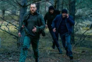 Die Ermittler verfolgen einen Verdächtigen im Wald, v.li.: Tom Radisch als Matthias Finke, Aybi Era als Mavi Neumann, Jürgen Vogel als Robert Heffler