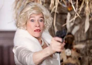 Kriminalrätin Ackermann (Tina Engel, r.) hat sich als Marilyn verkleidet und haucht für Urban ein Geburtstagständchen. Plötzlich zückt sie eine Pistole.