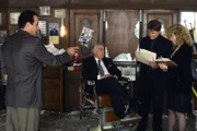 Im Auftrag des gefürchteten Mafia-Paten Salvatore Lucarelli (Philip Baker Hall, Mi.) beginnt Monk (Tony Shalhoub) mit den Ermittlungen im Fall von fünf ermordeten Gangstern in einem Friseursalon.