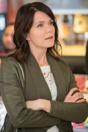 Jean (Katie Aselton)