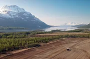 Für die Landwirte im hohen Norden ist es wichtig, dass Kartoffeln früher anfangen zu wachsen, weil die Wachstumssaison hier so kurz und kühl ist: Kartoffelacker mit Traktor im norwegischen Målselv-Tal.