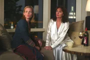 Samantha Mathis (Hilary Barclay), Jacqueline Bisset (Juliet Barclay)