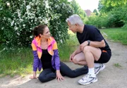 ARD ROTE ROSEN FOLGE 1307, Bei seinen Vorbereitungen für den Marathon, stößt Thomas mit einem äußerst interessanten, weiblichen Wesen zusammen.