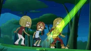 Nachts verbergen sich Lulu, Nat und Marine ängstlich vor einem grünen Ufo-Lichtstrahl im Garten, der sie fast erfasst hat.