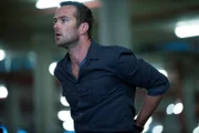 Sgt. Damien (Sullivan Stapleton)