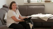 Hundebesitzerin Maria Theunert hofft auf die Hilfe von Hundetrainer Steve. Ihr Hund Timo zeigt starkes Territorialverhalten und beißt.