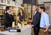 ARD ROTE ROSEN FOLGE 1310. Susann (Elisabeth Lanz, 2.v.l.), Roman (Johannes Terne, 2.v.r.) und Clemens (Falk-Willy Wild, r.) sind geschockt, als der Ordnungsamt-Beamte Hallmann (Olaf Rademacher, l.) das Teekontor schließt.