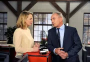 Bente (Nela Schmitz, l.) ist glücklich, dass Roman (Johannes Terne, r.) sie endlich anerkennt.