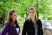 Gitti (Kathleen Fiedler, l.); Theresa (Ines Lutz, r.).
