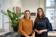 Prof. Stefanie Höhl (r.) erforscht am Psychologischen Institut der Uni Wien was in unseren Gehirnen passiert, wenn wir gemeinsam Lachen. Hier mit Moderatorin Lisa Budzinski (l.).