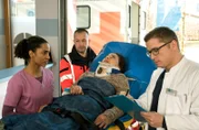 Christa Kowar ist von einem umstürzenden Baum verletzt worden und kommt mit einem Schädelhirntrauma sowie Verdacht auf weitere Verletzungen in die Notaufnahme des Johannes-Thal-Klinikum. Emma Jahn und Elias Bähr nehmen die Patientin in Empfang.