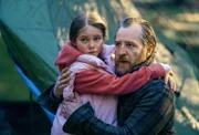 Matthias Finke (Tom Radisch) campt illegal mit seiner Tochter Leonie (Miri Sommer) im Wald und wird von Robert und Mavi gestellt.