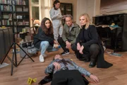 Der Tote ist der SOKO nicht unbekannt: Es ist Casper Lesch, der Lebensgefährte von Jans Ex-Frau. Von links: Kim (Amy Mußul), Casper Lesch (Konrad Singer), Dr. Stein (Judith Sehrbrock), Jan (Marco Girnth) und Ina (Melanie Marschke)