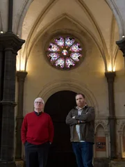 Josh Gates(r.) und Pfarrerin Dr. Robin Griffith-Jones (l.) in der Temple Church.