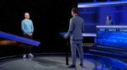 Moderator Alexander Bommes (M.) mit den Kandidat:innen: Christian Sigl (l.) und Kristin Dau (r.).
