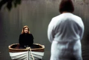 Scully (Gillian Anderson, l.) liegt nach ihrer Entführung im Koma und träumt von Begegnungen mit Toten.