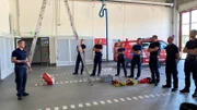 Die Männer am Bahnhof trainieren den Umgang mit einem Abseilgerät, das auch für die Rettung aus Höhen eingesetzt wird.