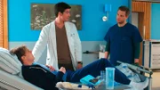 Dr. "Oberahlbeck", wie Ben (Philipp Danne, M. mit Luan Gummich, r.) seit kurzem auch gerne von den Assistenzärzten genannt wird, findet heraus, warum sein Patient Toni Reitzenstein (Richard Kreutz, l.) partout nicht ausnüchtert.