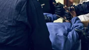 Stellt ein gewalttätiger Häftling eine besonders große Gefahr für andere Insassen oder das Wachpersonal dar, wird er in einen anderen Gefängnistrakt oder sogar eine andere Anstalt zwangsverlegt oder 'geghostet'.
