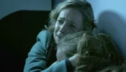 Gillian (Karolin Eichhorn) und ihre Tochter Becky (Georgia Hehir) haben Angst.