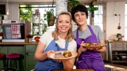 Theresa & Zora mit ihrem zubereiteten Rumpsteak mit Pfeffersoße in den Händen.