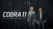 "Alarm für Cobra 11 - Die Autobahnpolizei"-Logo, 2024 mit Vicky Reisinger (Pia Stutzenstein) und Semir Gerkhan (Erdogan Atalay)