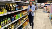 Reporter Jo Hiller vor dem Ölregal in einem Supermarkt. Welche Qualität ein Öl hat, ist nicht immer leicht zu erkennen.