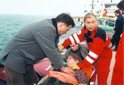 Dr. Heilmann (Thomas Ruehmann, rechts) konnte mit Hilfe der Flugambulanz den drogensuechtigen Tom (Tristan Boettcher, Mitte) sofort ausfindig machen. Koennen er und die Pilotin (Ute Hiersemann)Tom noch retten?